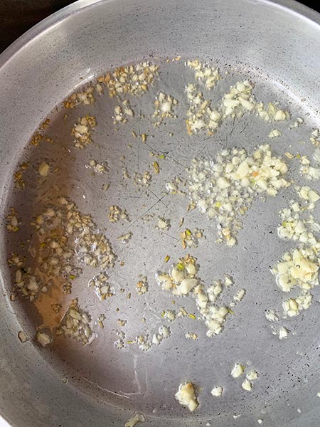 Ajo rehogándose para la salsa Ajo rehogándose para la salsa
