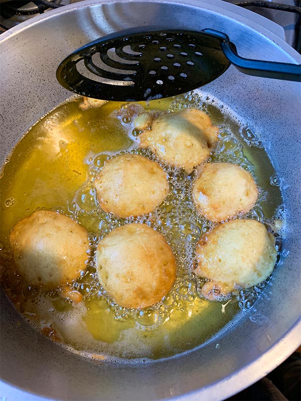 Friendo los buñuelos Friendo los buñuelos