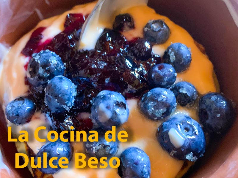 Cubierto de yogurt, dulce y arándanos Cubierto de yogurt, dulce y arándanos